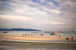 playa llena de gente en la isla de boracay, filipinas foto