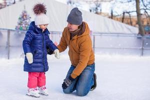 vacaciones familiares en pista de patinaje foto