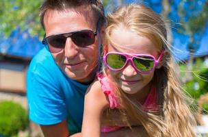 retrato de padre e hija en vacaciones tropicales divirtiéndose al aire libre foto