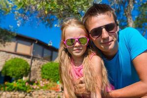 retrato de padre e hija en vacaciones tropicales divirtiéndose al aire libre foto
