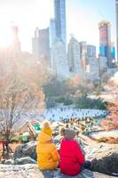 niñas adorables en central park en la ciudad de nueva york foto