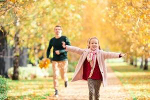 familia de papá y niño en un hermoso día de otoño en el parque foto