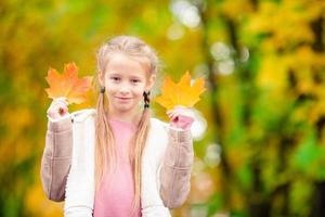 adorable niña en el hermoso día de otoño al aire libre foto