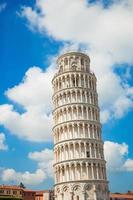 turistas visitando la torre inclinada de pisa, italia foto