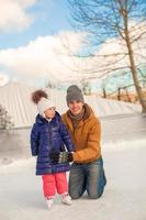 vacaciones familiares en pista de patinaje foto