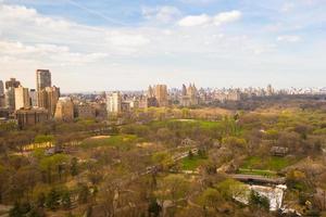 vista otoñal del parque central desde la ventana del hotel, manhattan, nueva york foto