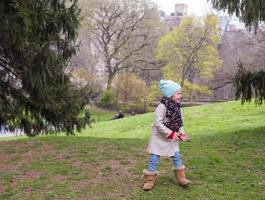 adorable niña en central park en la ciudad de nueva york foto