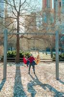familia de padre e hijos en central park se divierten en vacaciones americanas en nueva york foto
