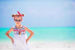 retrato de niña en la playa foto