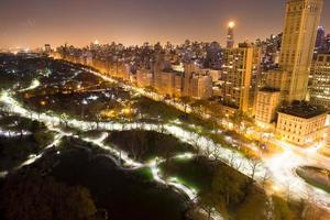 vista aérea panorámica del parque central de la ciudad de nueva york en la noche oscura foto