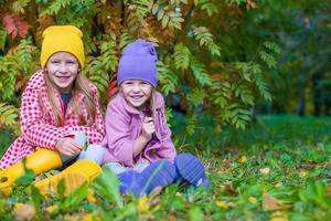 dos adorables chicas al aire libre en el bosque de otoño foto