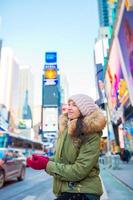 mujer de la ciudad de nueva york como turista de times square o mujer joven feliz visitando manhattan, ciudad de nueva york, nueva york, estados unidos. foto