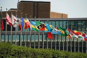 banderas fuera del edificio de las naciones unidas en nueva york foto