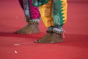 detalle de pie de danza tradicional india foto