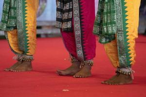 detalle de pie de danza tradicional india foto