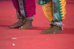 detalle de pie de danza tradicional india foto