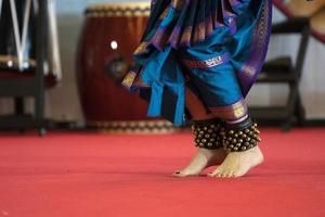 detalle de pie de danza tradicional india foto