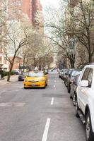 taxi americano en la calle en la ciudad de nueva york foto
