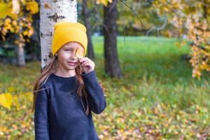 niña en el parque de otoño al aire libre foto