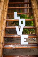 palabra amor en la playa de arena en el hermoso resort foto