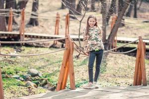 niña en el parque al aire libre en su fin de semana foto