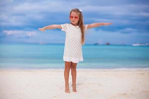 Adorable niña en la playa durante las vacaciones de verano foto
