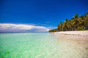 playa tropical perfecta con aguas turquesas y playas de arena blanca en boracay foto