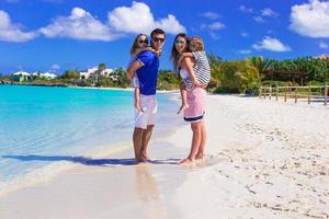 joven familia feliz durante las vacaciones de verano foto