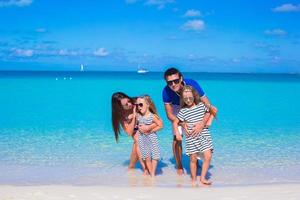 joven y hermosa familia con dos hijos en vacaciones de verano foto