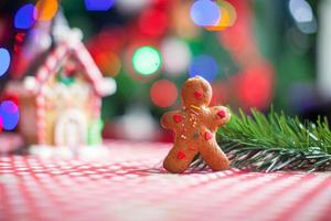 hombre de pan de jengibre antecedentes dulces casa de jengibre y luces del árbol de navidad foto