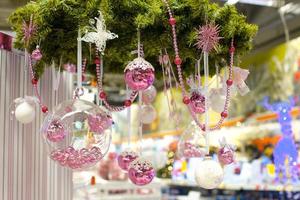 tazón de vidrio de navidad con pequeñas bolas rosas en la tienda foto