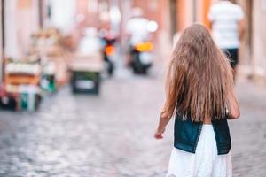 adorable niña de moda al aire libre en la ciudad europea de roma foto