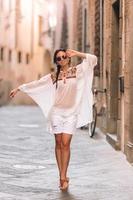 mujer joven caminando por las calles desiertas de europa. foto