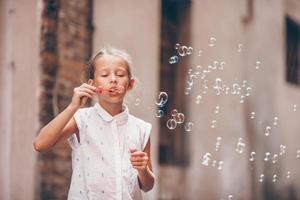 adorable niña de moda al aire libre en la ciudad europea de roma foto