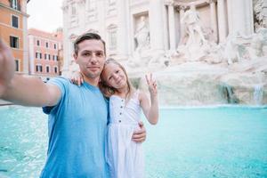 niño feliz y papá disfrutan de sus vacaciones europeas en italia foto