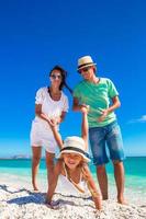 la joven familia feliz se divierte durante las vacaciones tropicales foto