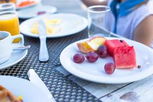 desayuno saludable en el primer plano de la mesa en la cafetería al aire libre foto