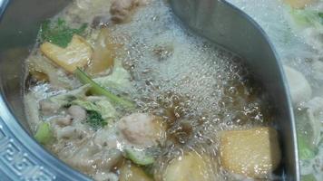 Visualizza di bollente caldo pentola gustoso con speziato la minestra shabu shabu nel Cinese stile con vegetale nel pentola video