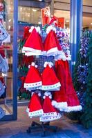 sombreros de navidad en la calle a la venta foto