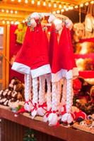 sombreros de navidad en la calle a la venta foto