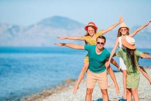 familia joven de vacaciones diviértete mucho foto