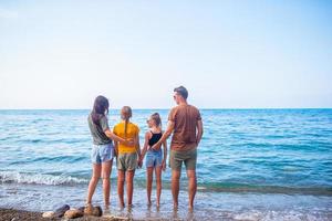 familia joven de vacaciones diviértete mucho foto