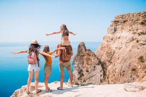 familia feliz de vacaciones en las montañas foto