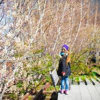 adorable niña disfruta de un día soleado en la línea alta de nueva york foto