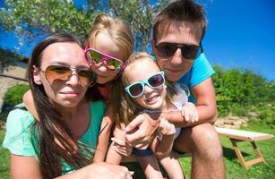 primer plano de una hermosa familia de cuatro en vacaciones tropicales foto