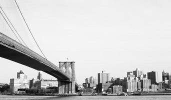 puente de brooklyn sobre el río este visto desde la ciudad de nueva york foto