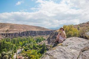 mujer joven al borde del cañón en cappodocia foto