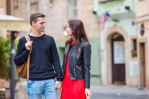 pareja romántica de vacaciones en europa. familia feliz disfrutando de vacaciones en su luna de miel foto