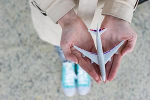 Cerrar mano sosteniendo un modelo de avión foto