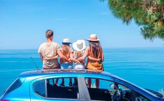 viaje en coche de verano y familia joven de vacaciones foto